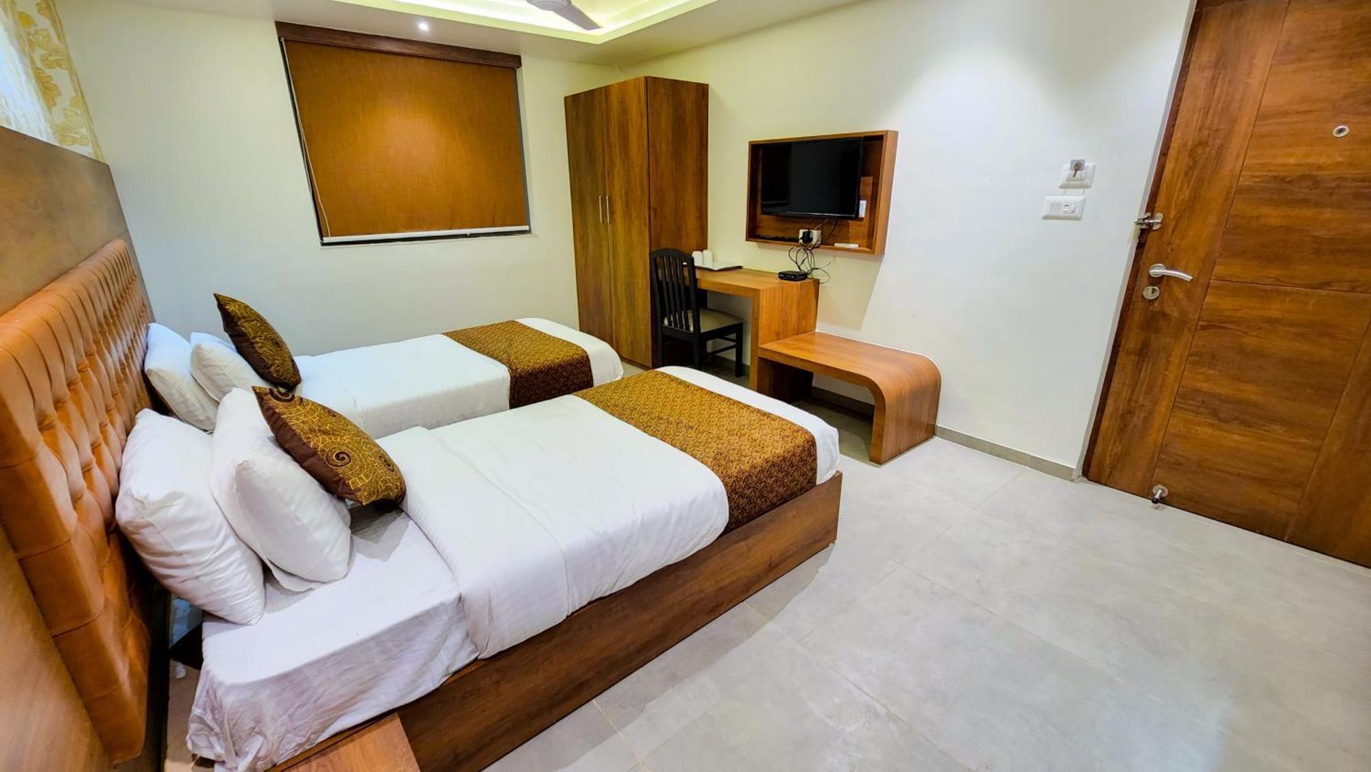 Hotel Nova Pride Rajkot Exterior foto